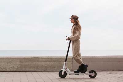 Vrouw rijd op elektrische step